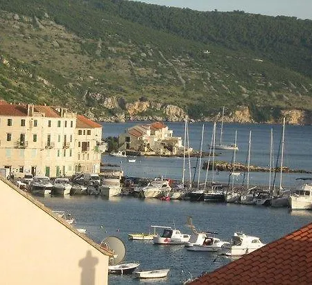 Dubra Komiza